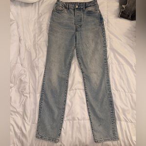 Light wash straight leg/skinny jean
